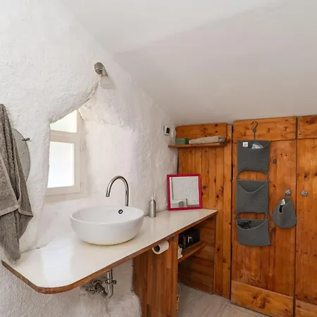 One Bedroom Ranch House Apartment *