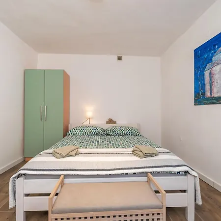 One Bedroom Ranch House Apartment