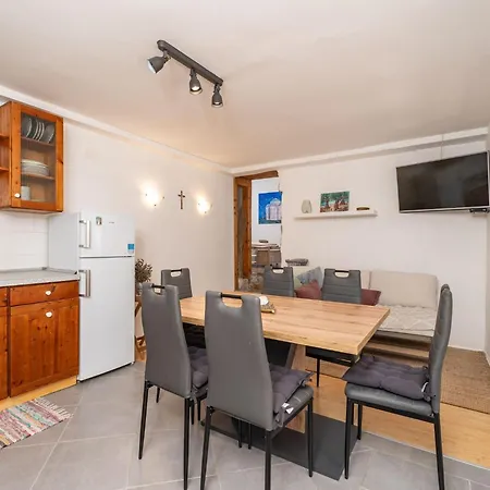 One Bedroom Ranch House Apartment *